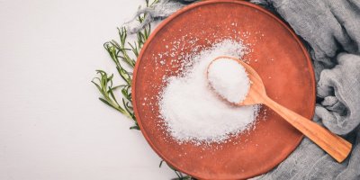 Sůl na hnědém talíři se lžičkou