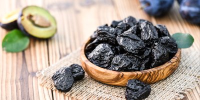 Dřevěná miska sušených švestek