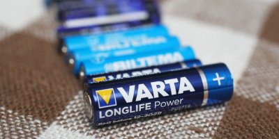 Baterie Varta za sebou