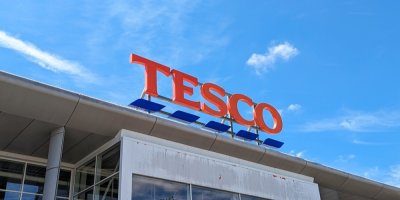 Cedule Tesco na obchodním domě