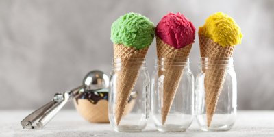 Tři zmrzlinky v kornoutku: zelená, červená a žlutá