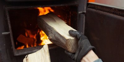 Přikládání dřeva do kotle