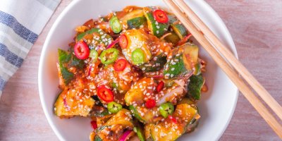 Barevný salát z okurek, chilli a sezamu s přiloženými jídelními hůlkami