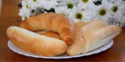 Talíř s tukovými rohlíky