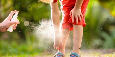 Stříká repelentu na dětské nohy