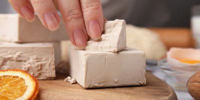 Ruka sahá na droždí