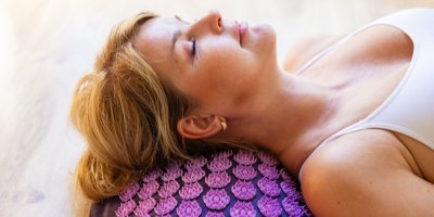 Žena relaxuje na akupresurní podložce