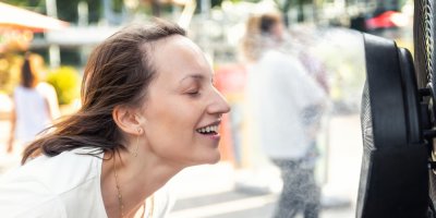 Žena se ochlazuje před větrákem