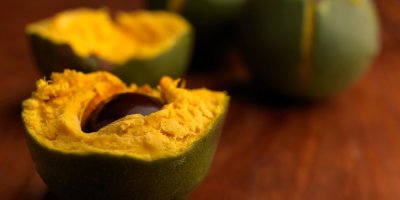 Lucuma detail na rozpůlený plod