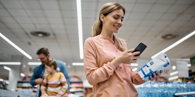 Žena skenuje mléko v obchodě