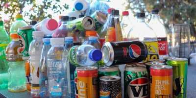 Spousta plechovek a plastových lahví
