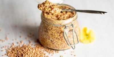 Nabraná lžička ve sklenici hořčice