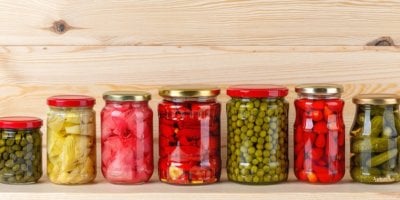 Zavařovací sklenice s různými druhy zeleniny