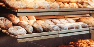 Chleba v obchodě v regálu