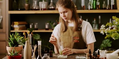 Žena míchá kosmetiku