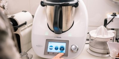 Ruka se dotýká displeje na kuchyňském přístroji