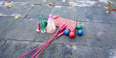 Zábavní pyrotechnika položená na dlažbě