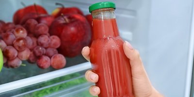 Ruka vytahující kečup z lednice