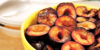 Mísa plná vypeckovaných švestek