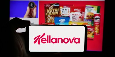 Ruka drží telefon s logem Kellanova na obrazovce