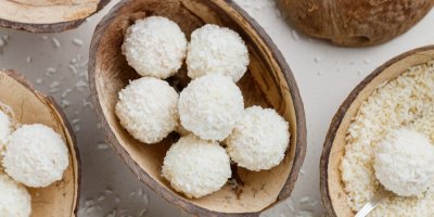 Kuličky kokosového raffaella v misce z kokosu