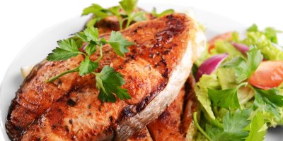 Pečený losos na zeleninovém salátku