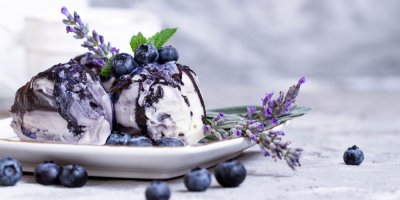 Kopečky smetanové zmrzliny s borůvkovo-levandulovým krémem