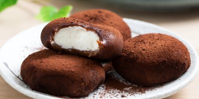 Tiramisu Mochi na talířku 