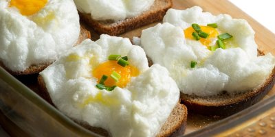 Nadýchaná vajíčková hnízda na opečeném toustu