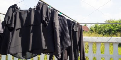 Černé oblečení sušící se na slunci.