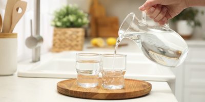 Nalévání vody do skleničky ze džbánu