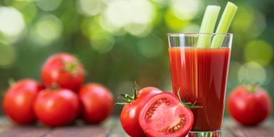 Sklenice rajčatového nápoje s celerem a rajčaty 