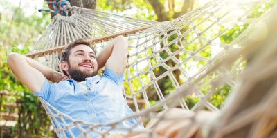 Muž ležící v houpací síti