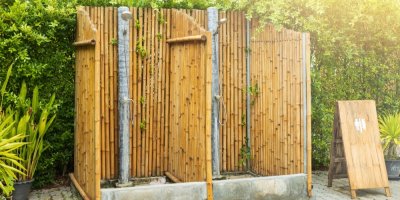 Zahradní sprcha může být i nenápadná 