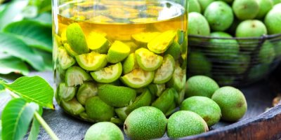 Zelené ořechy pokrájené a naložené v nálevu