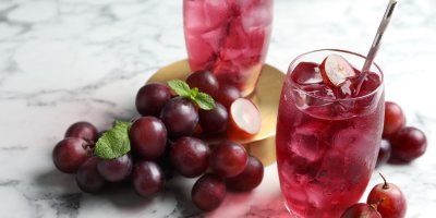 Studený nápoj z hroznů ve sklenici s ledem