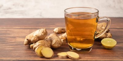 Zázvorový čaj ve skleněném hrnku