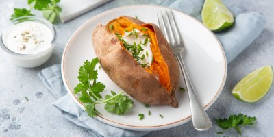 Batáty s pikantním jogurtovým dipem