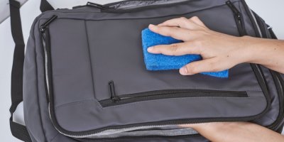 Čištění batohu hubkou