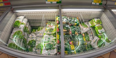 Mrazák se špenátem, hráškem a další zeleninou v supermarketu