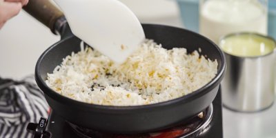 Opékání kokosových vloček na pánvi