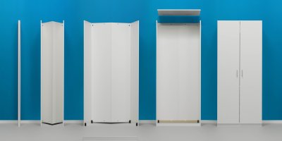 Bílé skříně na modrém pozadí