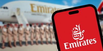 Logo Emirates, v pozadí letušky a letadlo Emirates