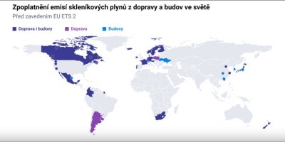 Mapa světa s vyznačenými státy modrou, fialovou a světle modrou barvou