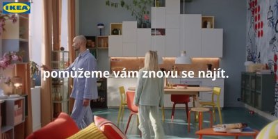 Muž a žena v showroomu mají na sobě pyžama