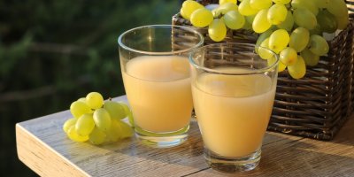 Dvě sklenky bílého burčáku