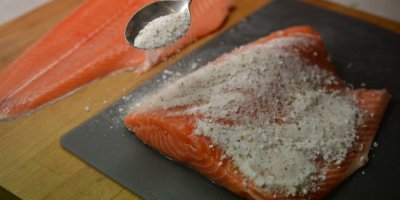 Plátek lososa s vrstvou soli a koření