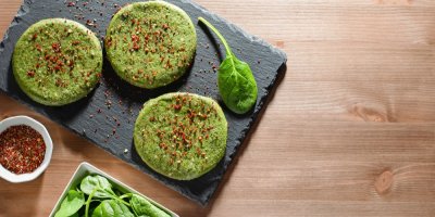 Zelené maso do burgerů s kořením na břidlicovém tácku