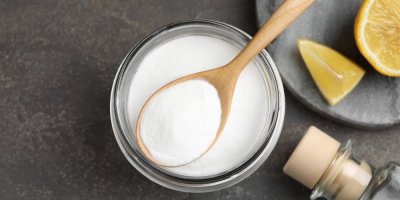 Jedlá soda s dřevěnou lžičkou