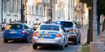 Policejní auto stojící za osobním vozidlem
